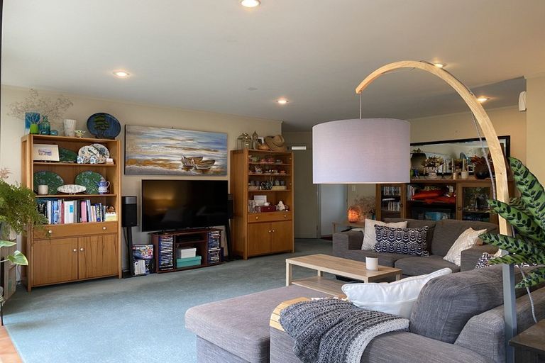 Photo of property in 21 Angel Way, Stanmore Bay, Whangaparaoa, 0932