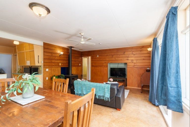 Photo of property in 142 Pinehaven Road, Pinehaven, Upper Hutt, 5019