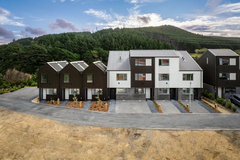 Photo of property in 90 Ara Paiwhenua, Tawa, Wellington, 5028