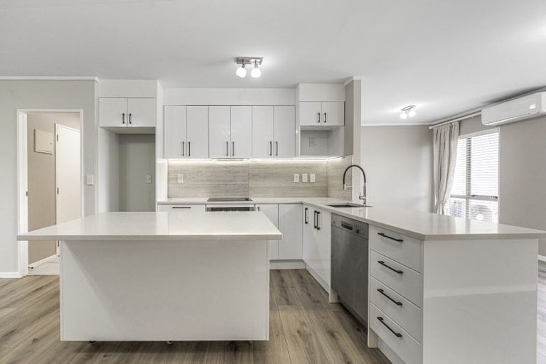 Photo of property in The Haven, 4/120 Beach Haven Road, Beach Haven, Auckland, 0626