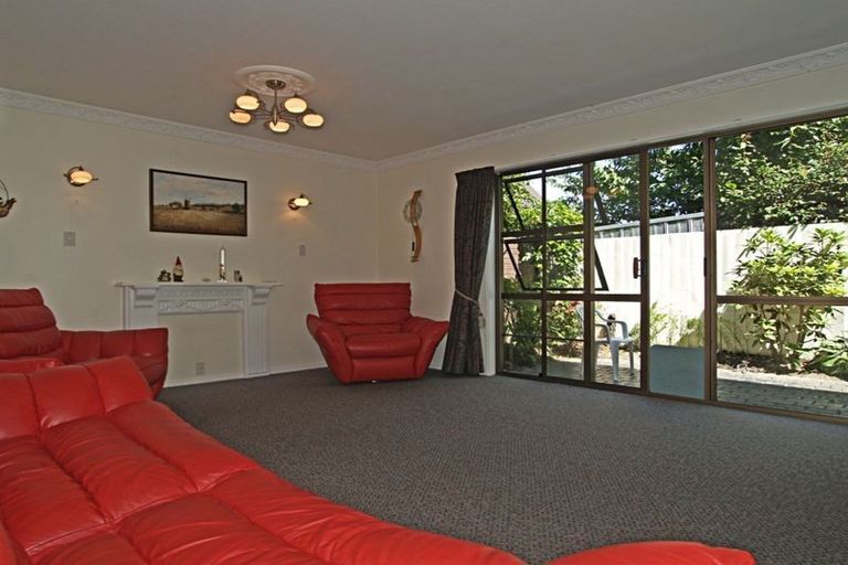 Photo of property in 2/278 Memorial Avenue, Burnside, Christchurch, 8053