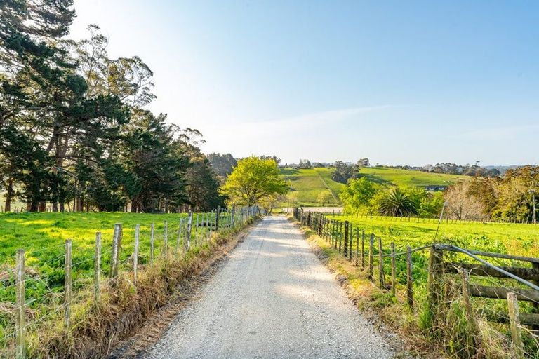 Photo of property in 65 Annett Road, Kumeu, 0891