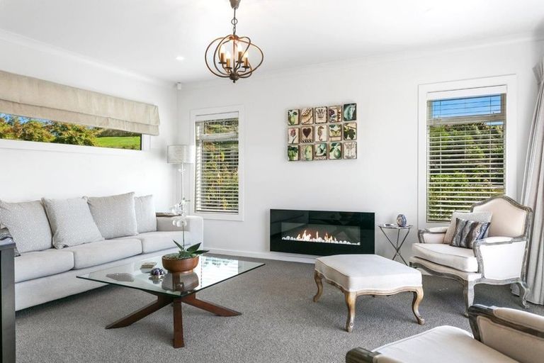 Photo of property in 98 Loch Views Road, Acacia Bay, Taupo, 3385