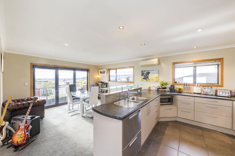 Photo of property in 56 Ruapehu Drive, Fitzherbert, Palmerston North, 4410