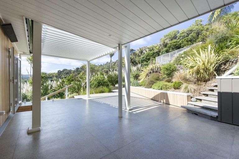 Photo of property in 15 Piha Road, Piha, New Lynn, 0772
