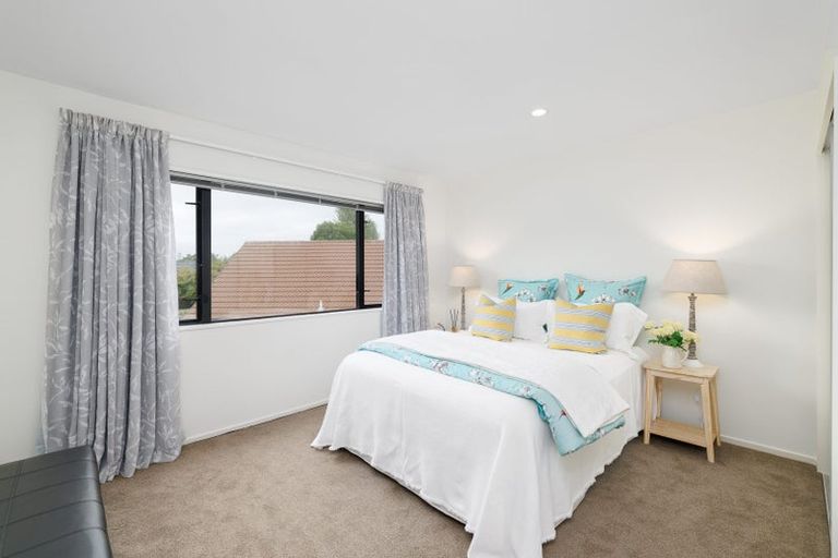 Photo of property in 22 Brockhall Lane, Avonhead, Christchurch, 8042