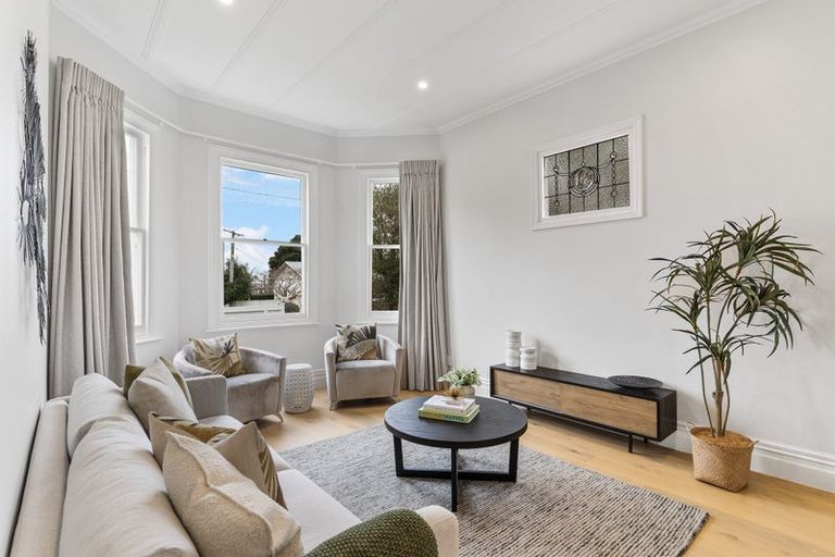 Photo of property in 7 Fairfax Avenue, Northcote, Auckland, 0627