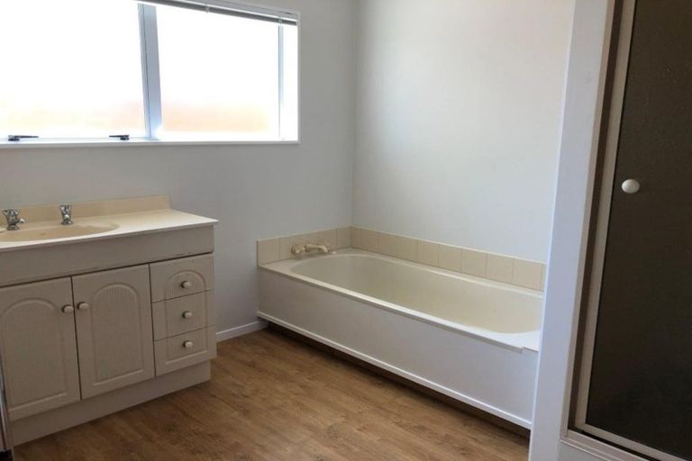 Photo of property in 9 Hilton Road, St Andrews, Hamilton, 3200