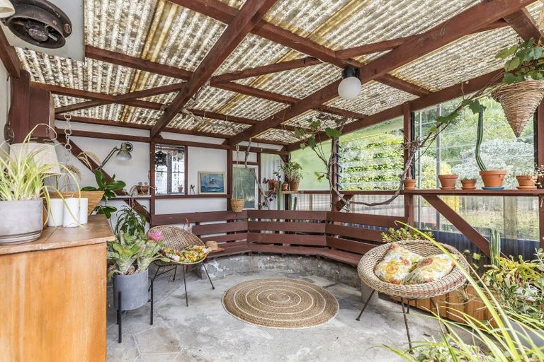 Photo of property in 130 Breaker Bay Road, Breaker Bay, Wellington, 6022