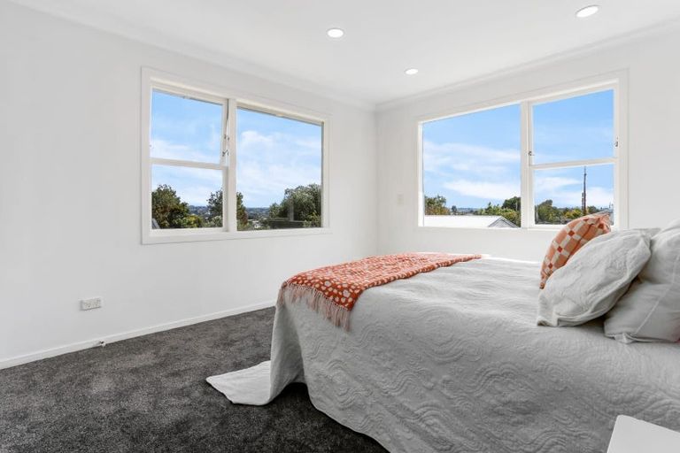 Photo of property in 2/4202a Great North Road, Glendene, Auckland, 0602