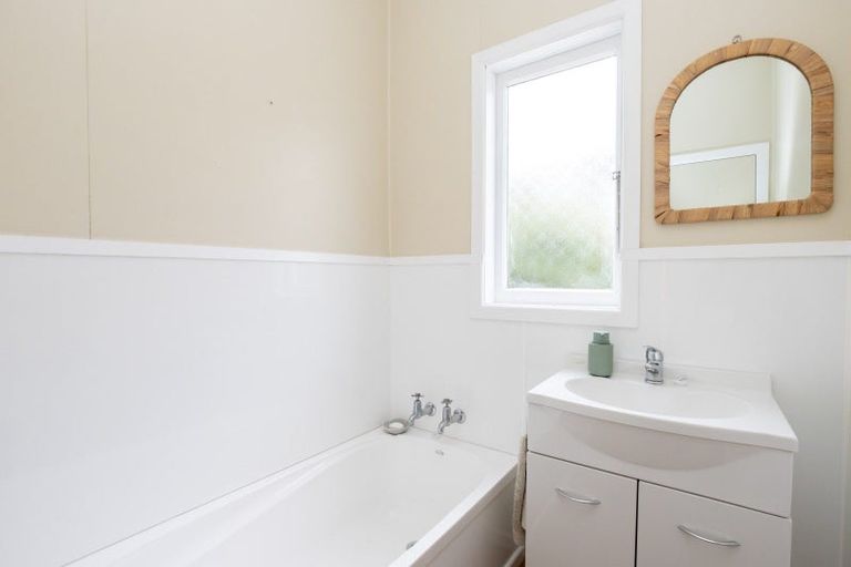 Photo of property in 2 Mahuta Road, Waitakaruru, Ngatea, 3576