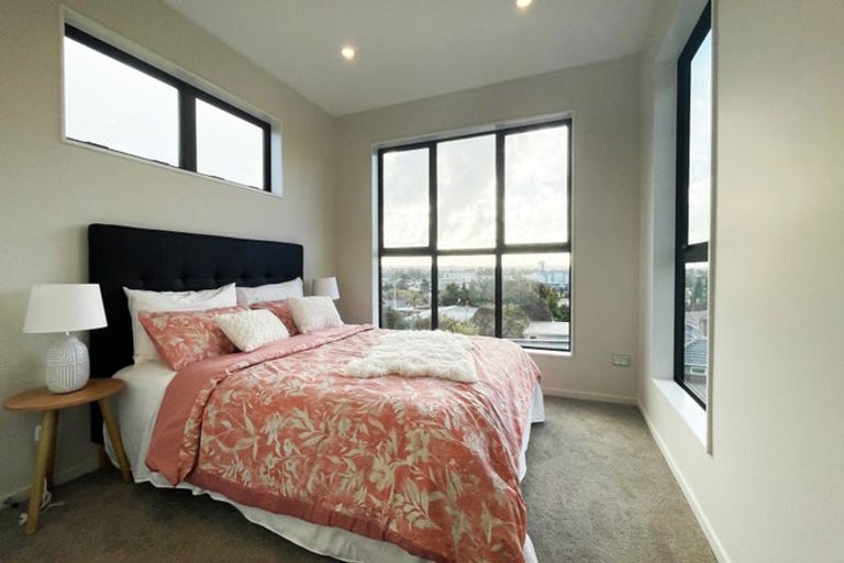 Photo of property in 10f Robert Burke Place, Henderson, Auckland, 0612