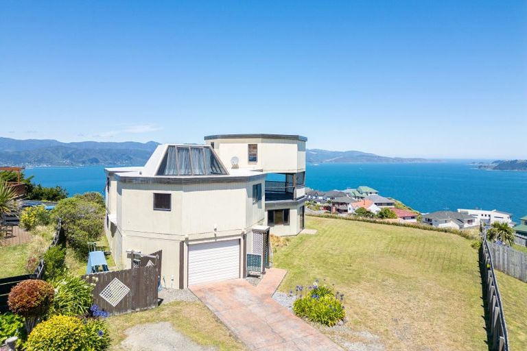 Photo of property in 20 Sunhaven Drive, Newlands, Wellington, 6037