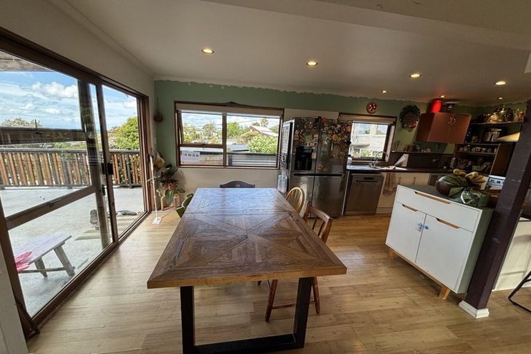 Photo of property in 63 Elliston Crescent, Stanmore Bay, Whangaparaoa, 0932