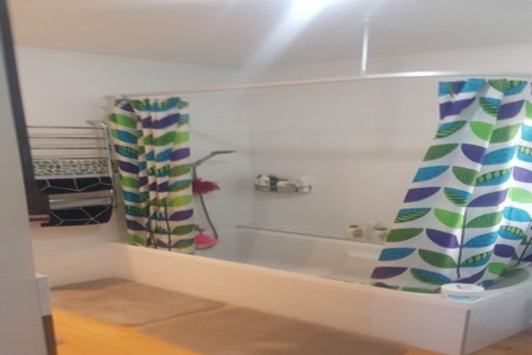 Photo of property in 1/2 Netherlands Avenue, Kelston, Auckland, 0602