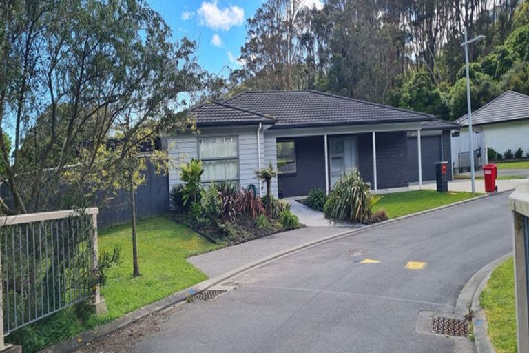Photo of property in 2 Hull Place, Whitby, Porirua, 5024