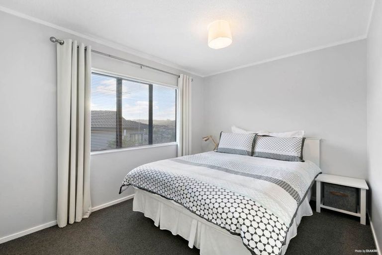 Photo of property in 15a Ngahere Views, Orewa, 0931