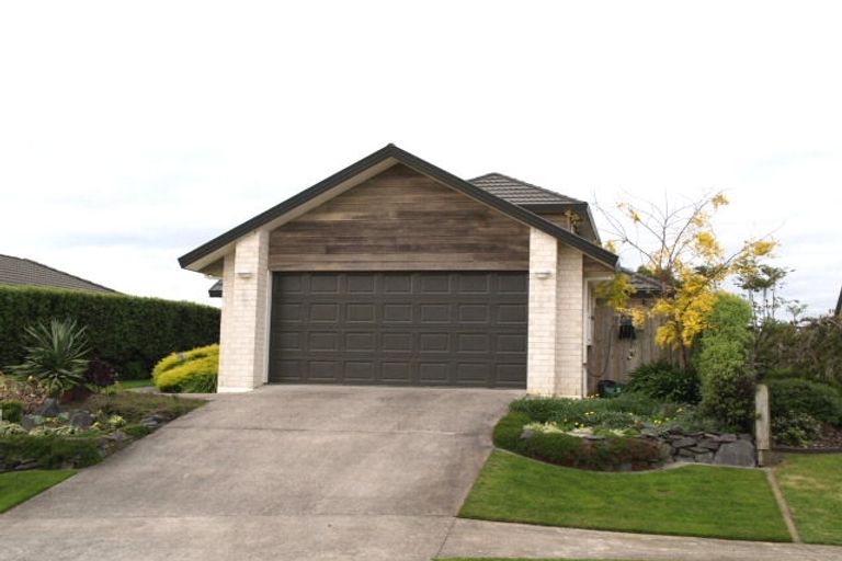 Photo of property in 2/5 Arrathorne Place, Northpark, Auckland, 2013