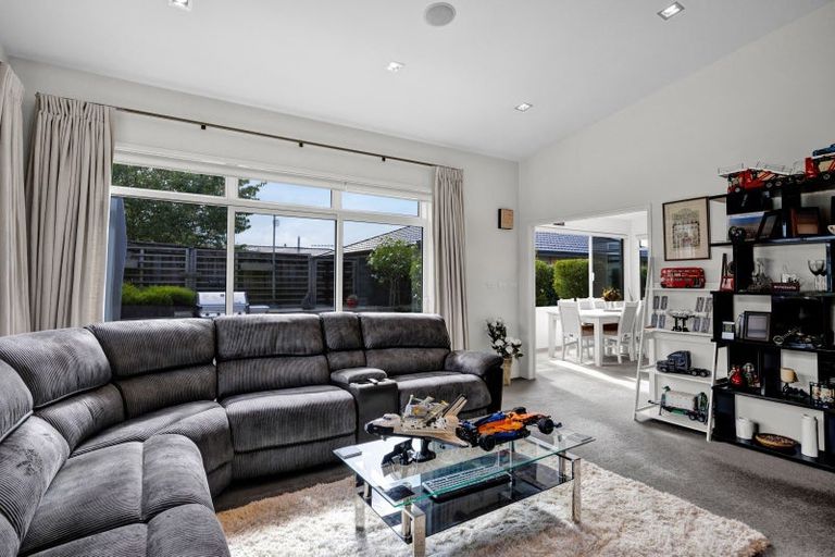 Photo of property in 27 Montague Grove, Stratford, 4332