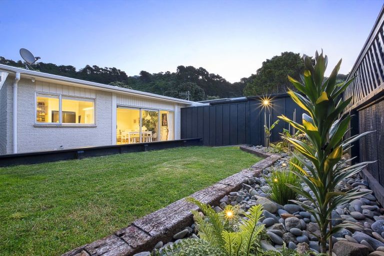 Photo of property in 2/19 Burnham Street, Seatoun, Wellington, 6022