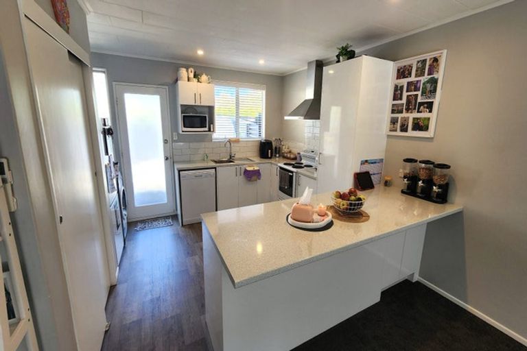 Photo of property in 2/80 Airlie Road, Plimmerton, Porirua, 5026