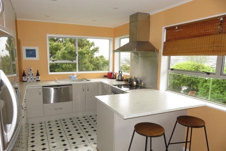 Photo of property in 27b Chetwode Grove, Newlands, Wellington, 6037