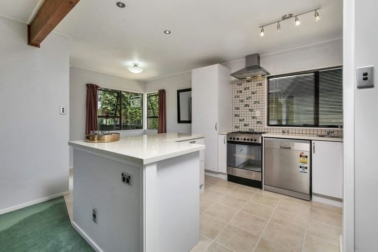 Photo of property in 2/15 Sunward Rise, Glenfield, Auckland, 0629