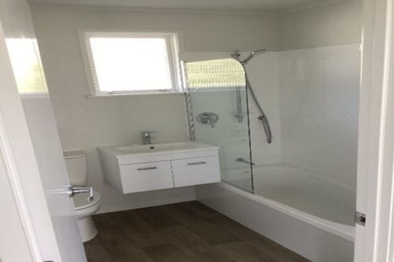 Photo of property in 24 Manaia View Road, One Tree Point, 0118