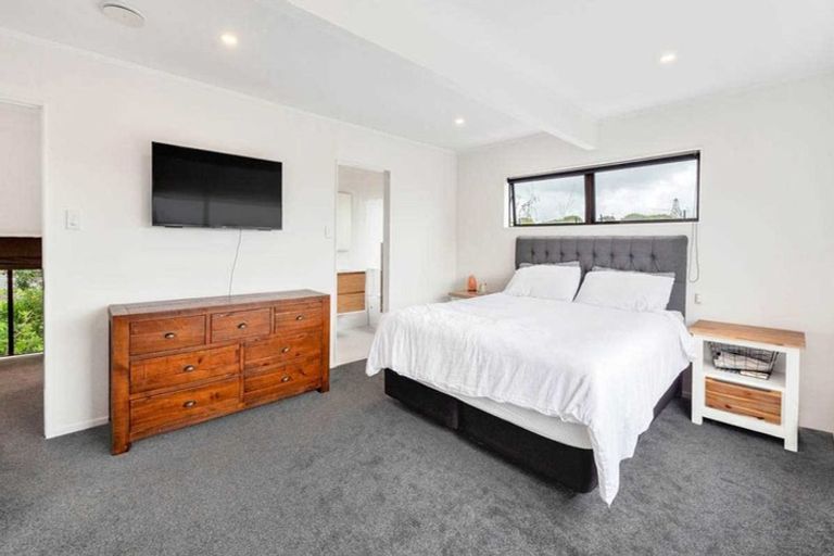 Photo of property in 1 Tiri View Place, Waiake, Auckland, 0630