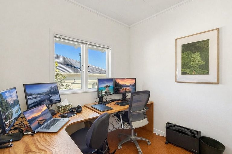 Photo of property in 97 Northland Road, Northland, Wellington, 6012