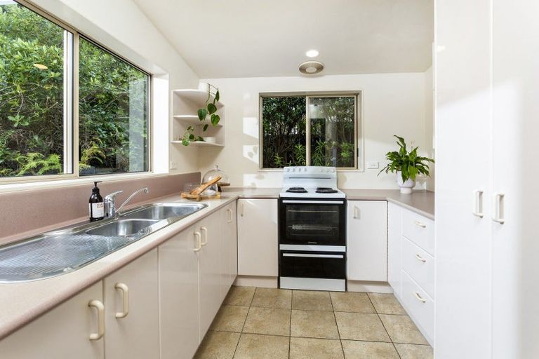 Photo of property in 2/34 Waipuia Place, Greenhithe, Auckland, 0632