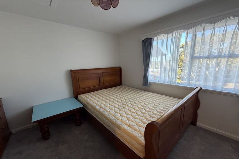 Photo of property in 12 Verena Place, Green Bay, Auckland, 0604