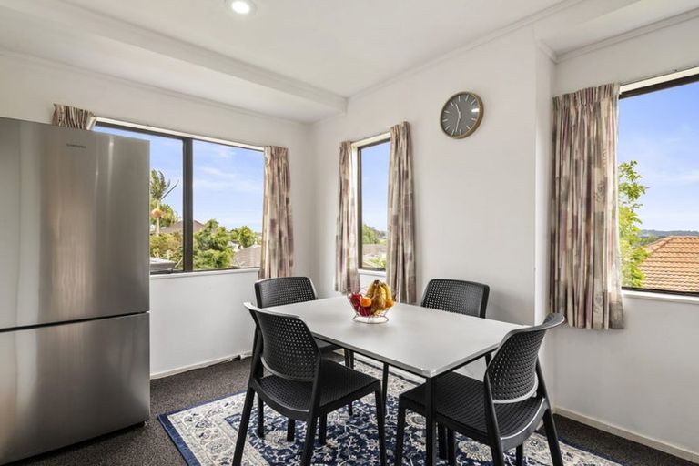 Photo of property in 2/148 Sunset Road, Unsworth Heights, Auckland, 0632