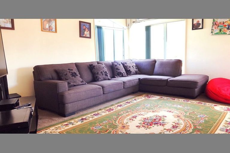 Photo of property in 1 Gala Place, Henderson, Auckland, 0612