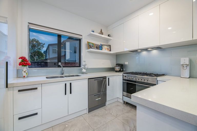 Photo of property in 5a Woodside Road, Massey, Auckland, 0614