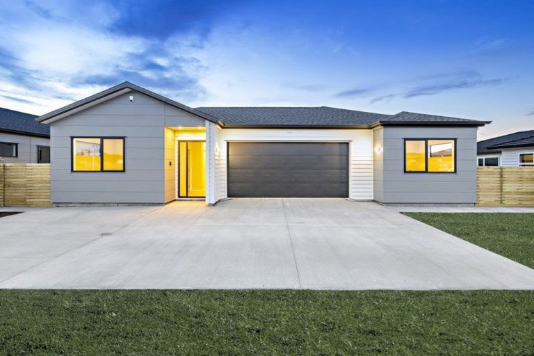 Photo of property in 12 Twin Parks Rise, Papakura, 2110