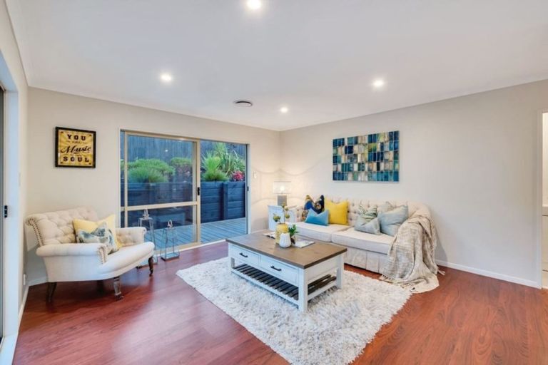 Photo of property in 32 Canary Place, Unsworth Heights, Auckland, 0632