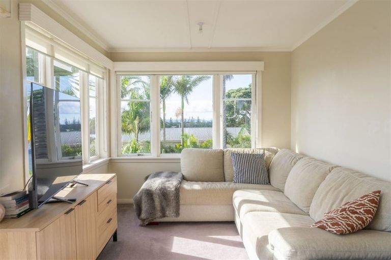 Photo of property in 40 Pohutukawa Avenue, Red Beach, 0932
