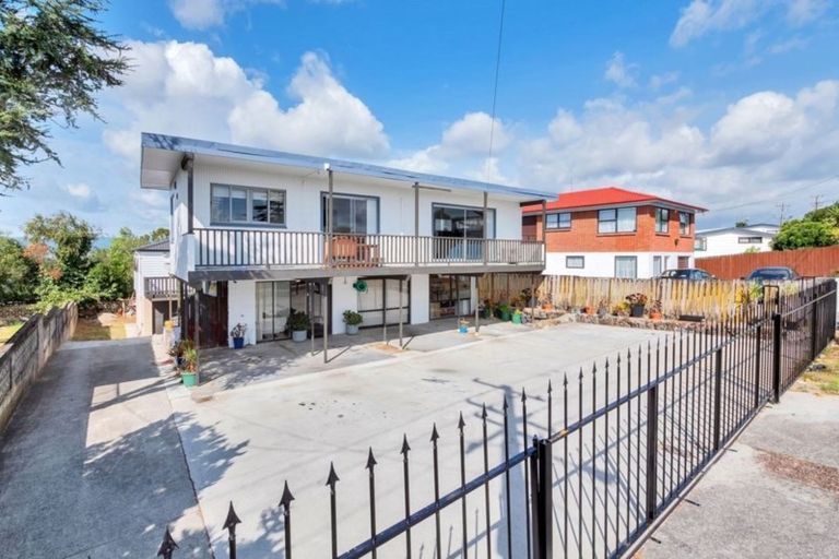 Photo of property in 92 Waimumu Road, Massey, Auckland, 0614