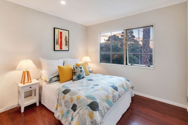 Photo of property in 32 Canary Place, Unsworth Heights, Auckland, 0632