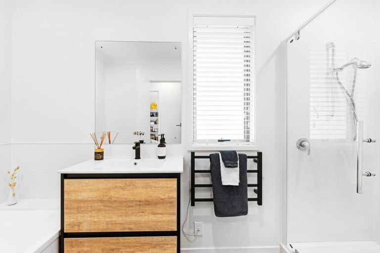 Photo of property in 6 Gavinike Place, Waimauku, 0812