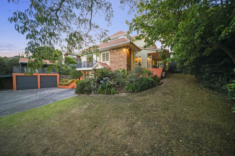 Photo of property in 16 Fenton Terrace, Cockle Bay, Auckland, 2014