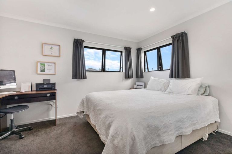 Photo of property in 6 Awhenga Place, Weymouth, Auckland, 2103