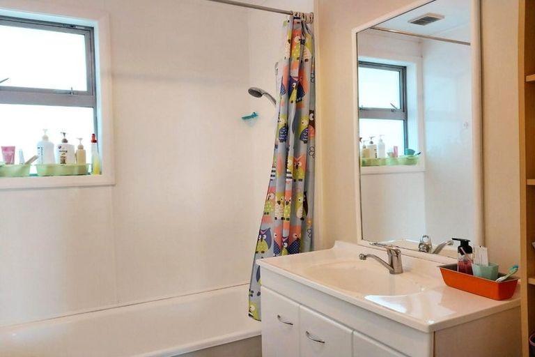 Photo of property in 10 Paparangi Crescent, Paparangi, Wellington, 6037