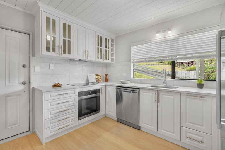 Photo of property in 2/30 Glen Vista Place, Bayview, Auckland, 0629