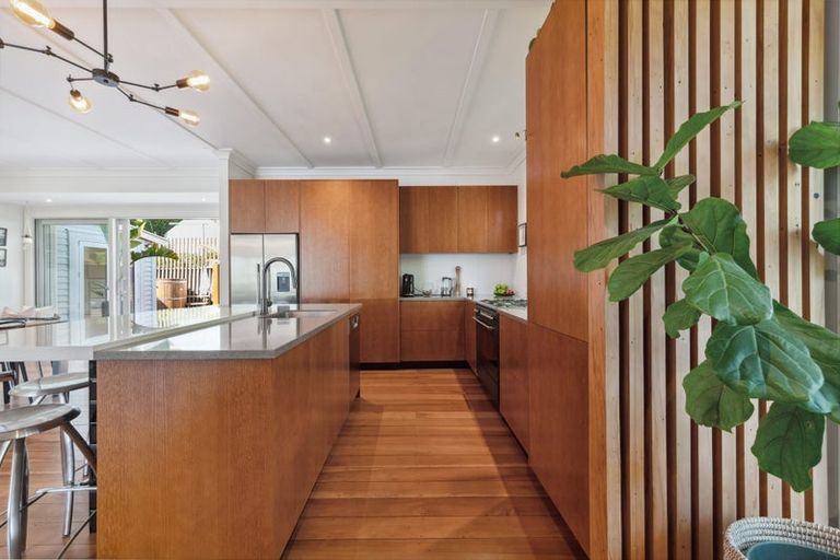 Photo of property in 122 Pendarves Street, New Plymouth, 4312