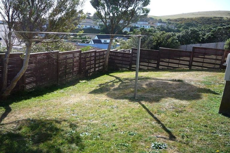 Photo of property in 15a Bayswater Place, Newlands, Wellington, 6037