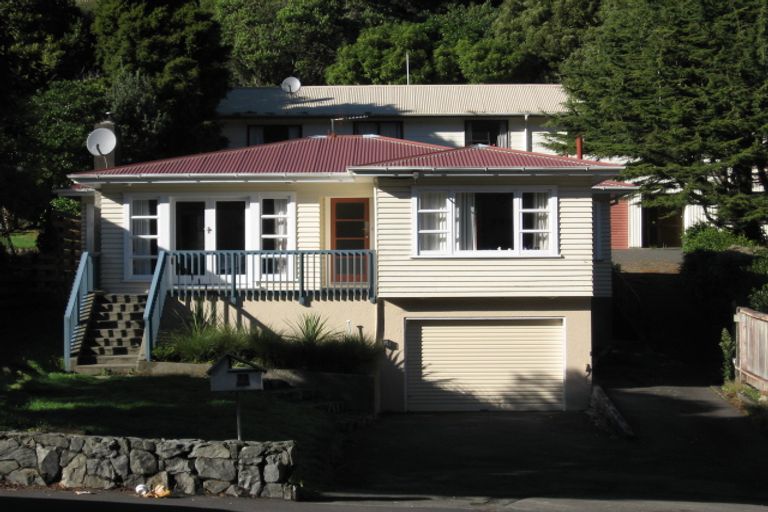 Photo of property in 72 Newlands Road, Newlands, Wellington, 6037