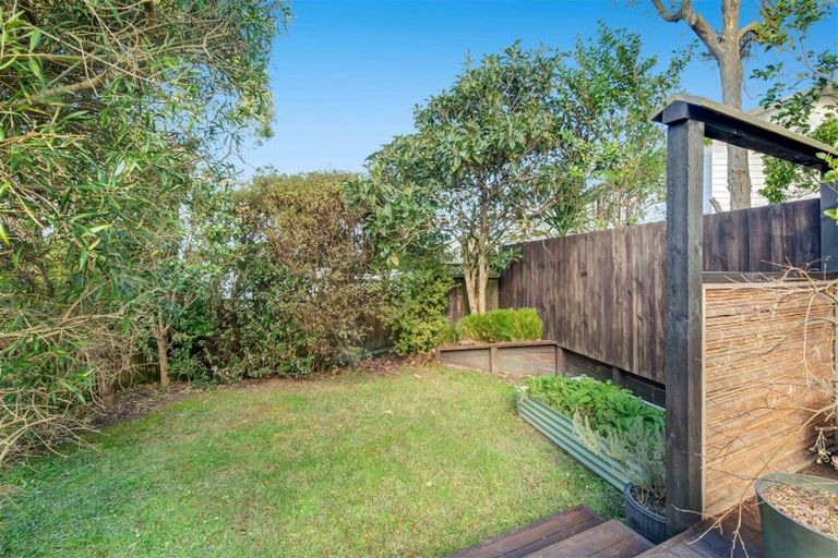 Photo of property in 39 D'oyly Drive, Stanmore Bay, Whangaparaoa, 0932