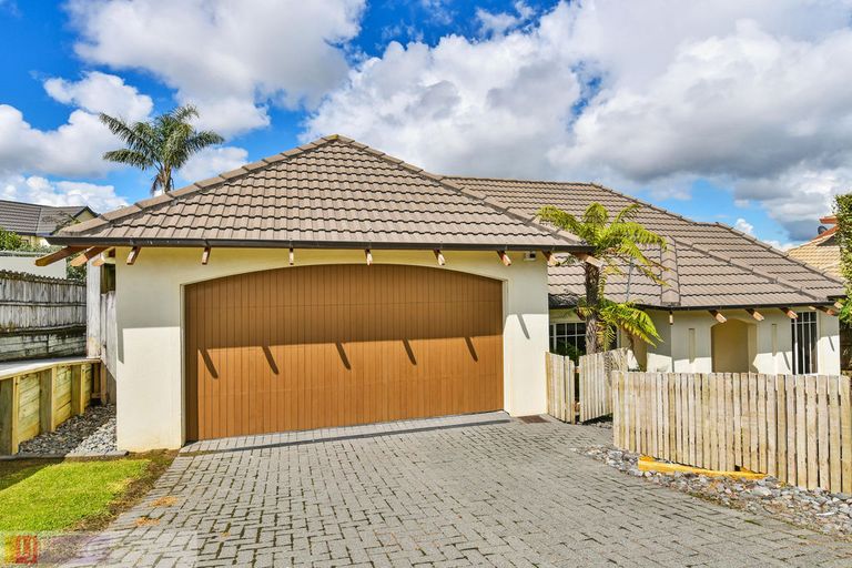 Photo of property in 1/49 Ribbonwood Crescent, Goodwood Heights, Auckland, 2105